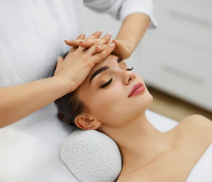 Skin brightening facial at Meenakshi Salon Raipur