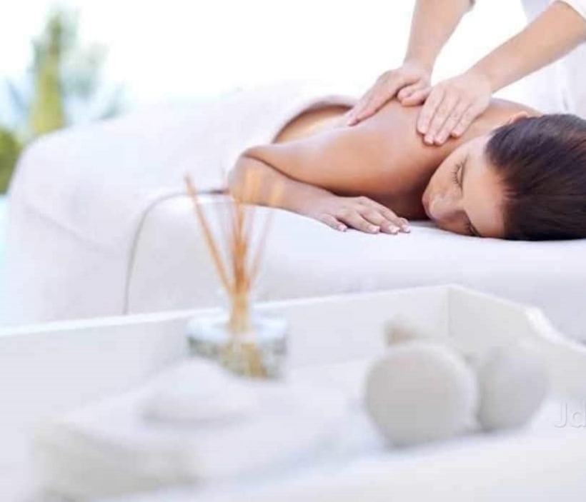 Relaxing spa massage at Meenakshi Salon Raipur